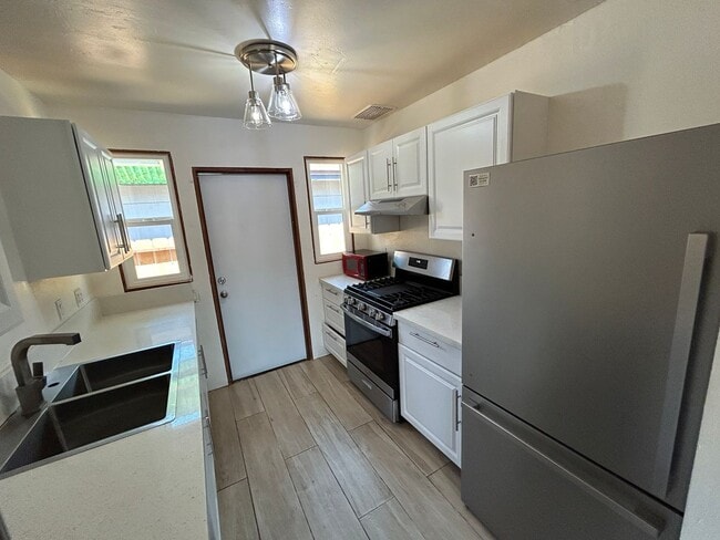 Building Photo - MASSIVE 6 bed 3 bath house in Prime Locati...
