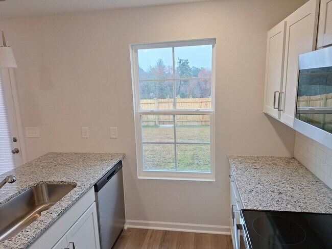 Building Photo - MOVE IN SPECIAL!!! Fabulous New Townhouse in Columbia SC!