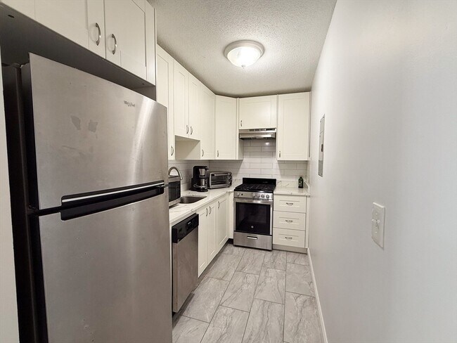 Building Photo - 28 Kenmar Dr