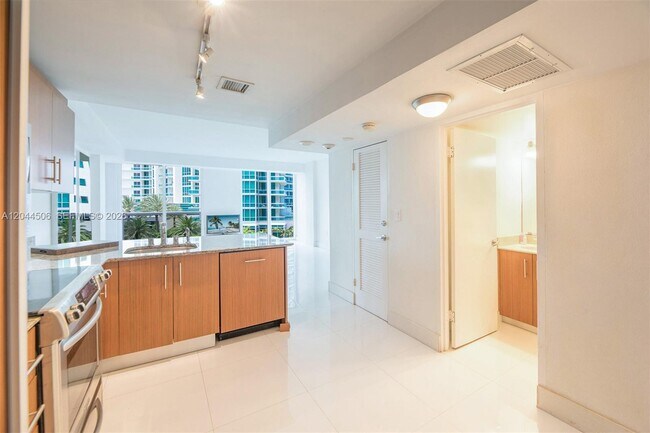 Building Photo - 10275 Collins Ave