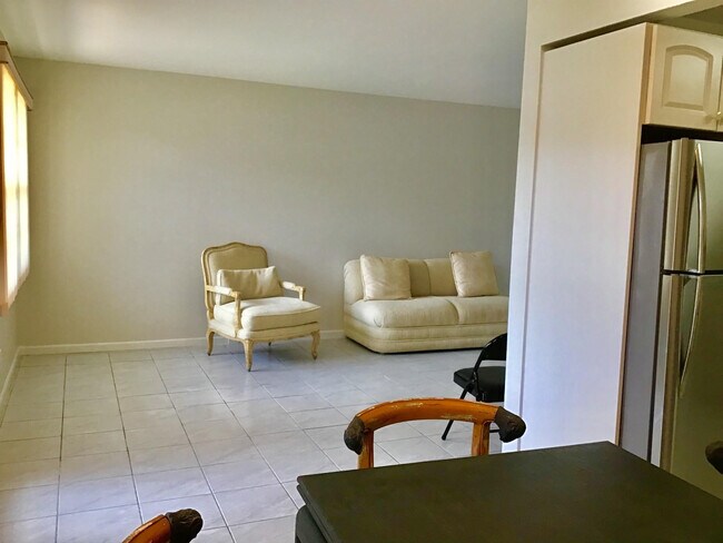 Building Photo - 1004 Newcastle A