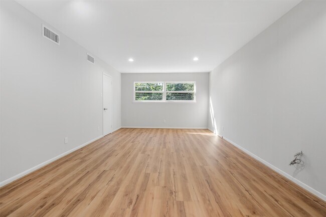 Building Photo - 3141 Bissonnet St