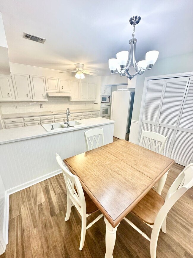 Building Photo - GORGEOUS 3 bedroom/3 bathroom/2 car garage townhome for rent in the desirable DONLABROOK GARDENS!