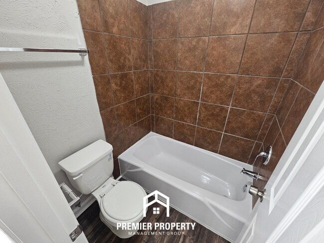 Building Photo - Newly Renovated 5BR Home with 2,334 Sq Ft, Fireplace & Fenced Yard in Memphis