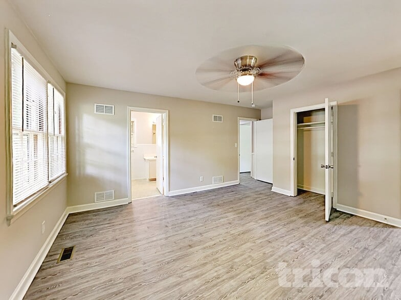 Building Photo - 1122 Paramount Cir