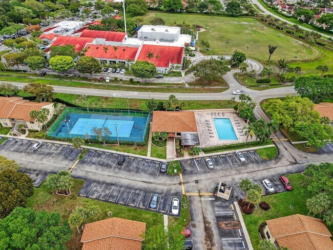 Building Photo - 6649 Somerset Dr