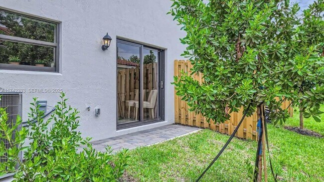 Building Photo - 322 NE 1st Ave