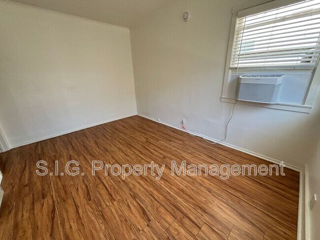 Building Photo - 1230 1/2 Griffith St
