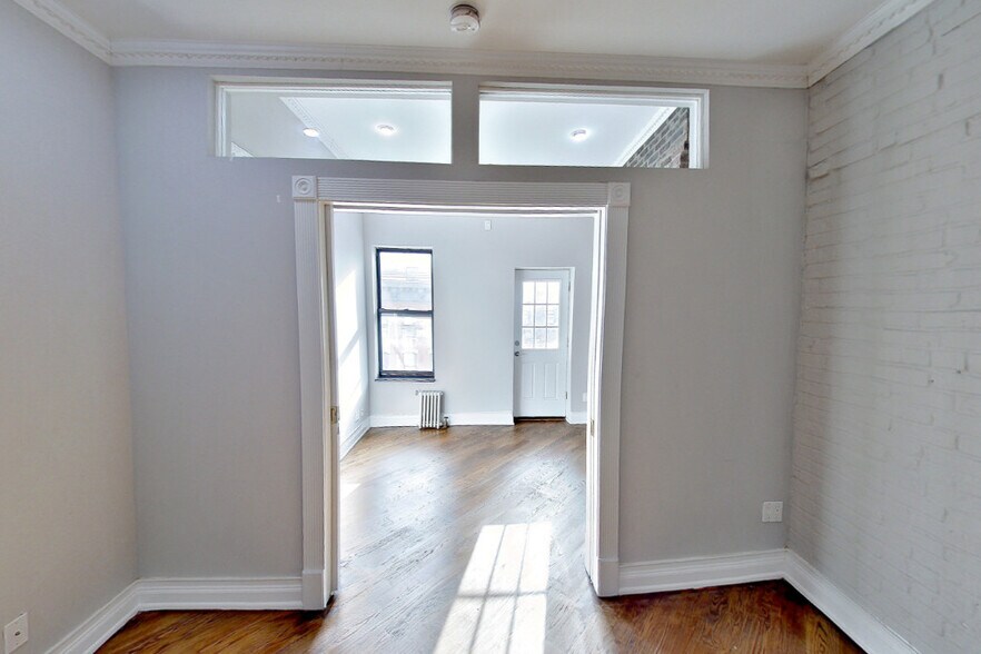 Building Photo - 279 E 10th St