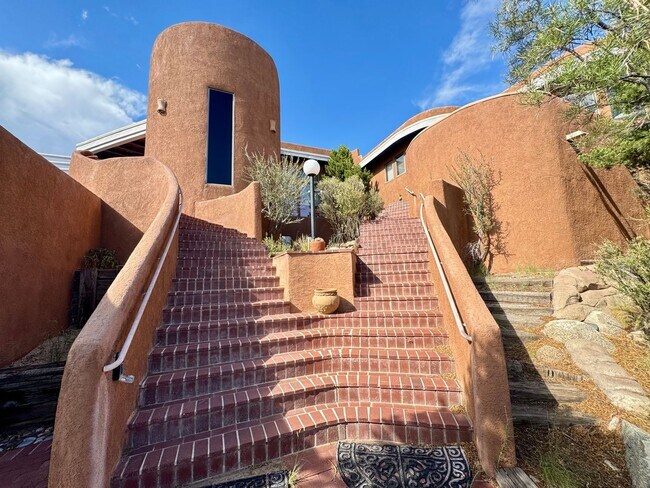 Building Photo - Sandia Heights Gem