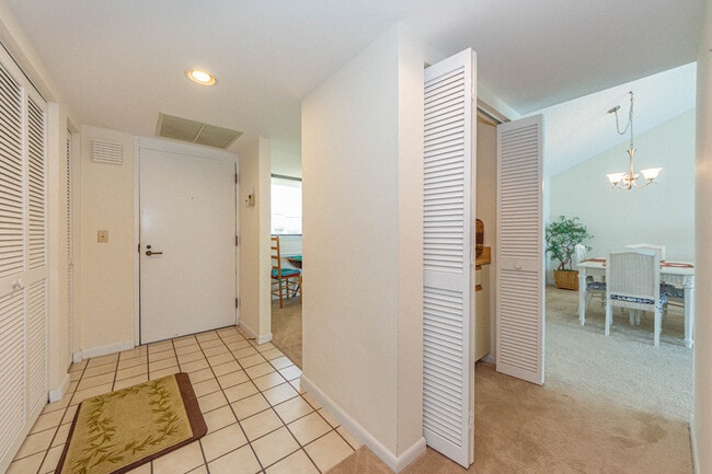 Building Photo - 1840 Tarpon Ln