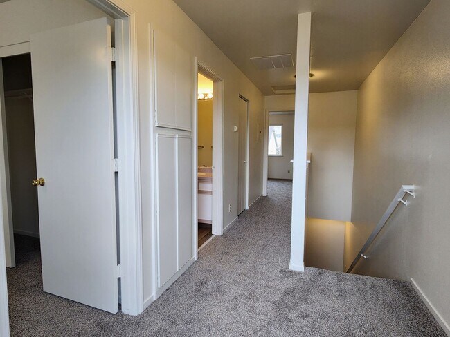 Building Photo - 404 Valley Cir