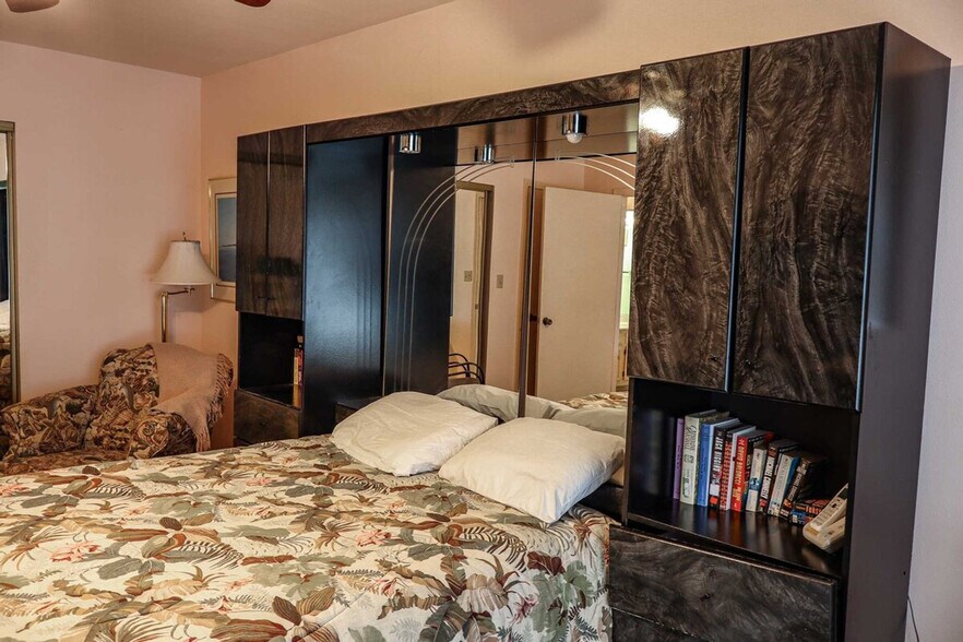 Building Photo - 108 E Campeche St