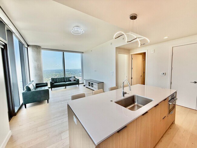 Building Photo - Gorgeous 30th Floor 2BD / 2BA Corner Sky R...