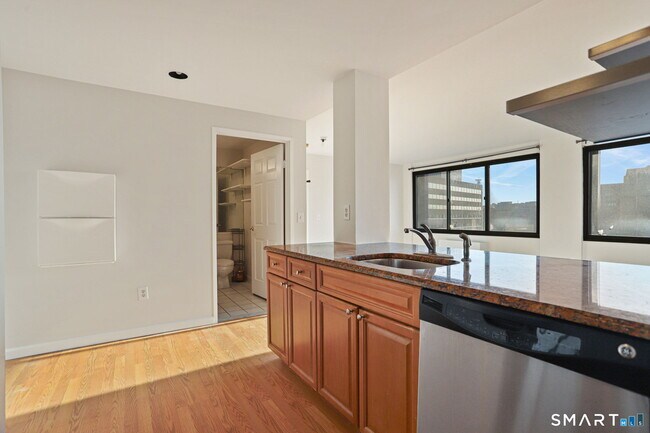 Building Photo - 300 Broad St