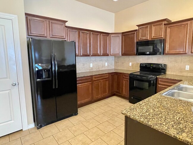 Building Photo - Edmond Home in Gated Community & Deer Cree...