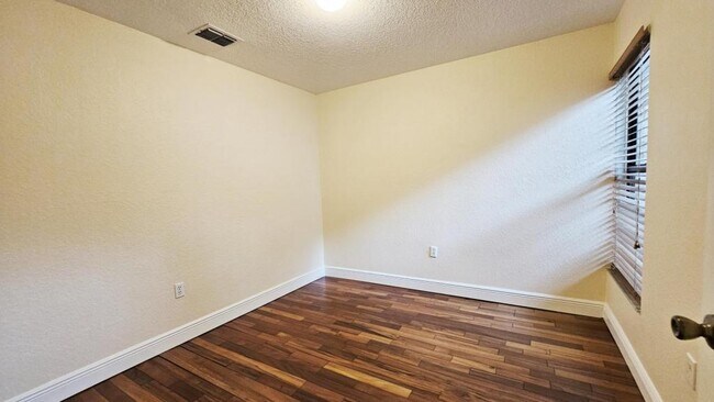 Building Photo - 7813 Sugar Bend Dr
