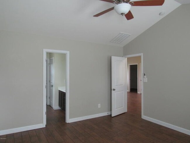 Building Photo - Gorgeous 3 Bedroom Home in Bradford Estates!!