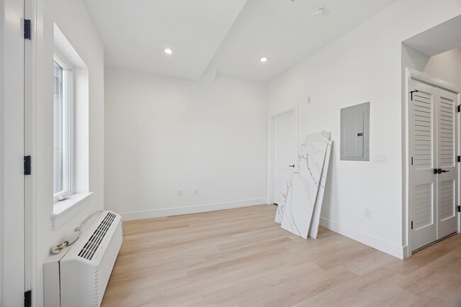 Building Photo - 2560 Jasper St,