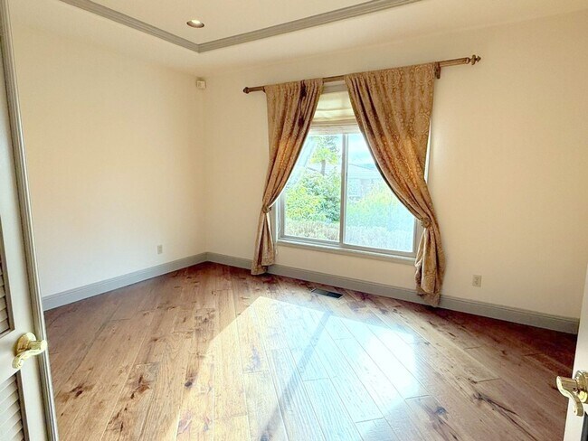 Building Photo - NEW PRICE ! Beautiful custom one story estate located on one of the most desirable streets in Bla...