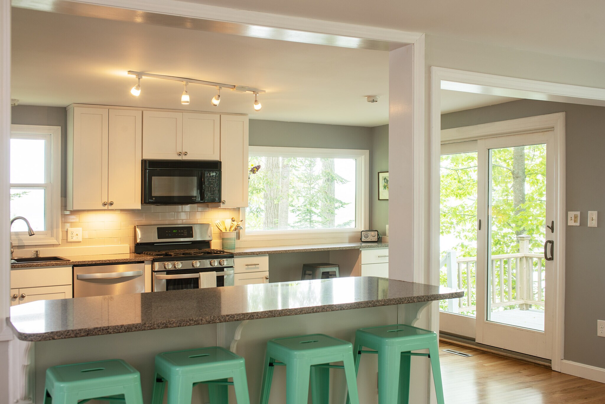 Building Photo - 18 Sandy Beach Rd