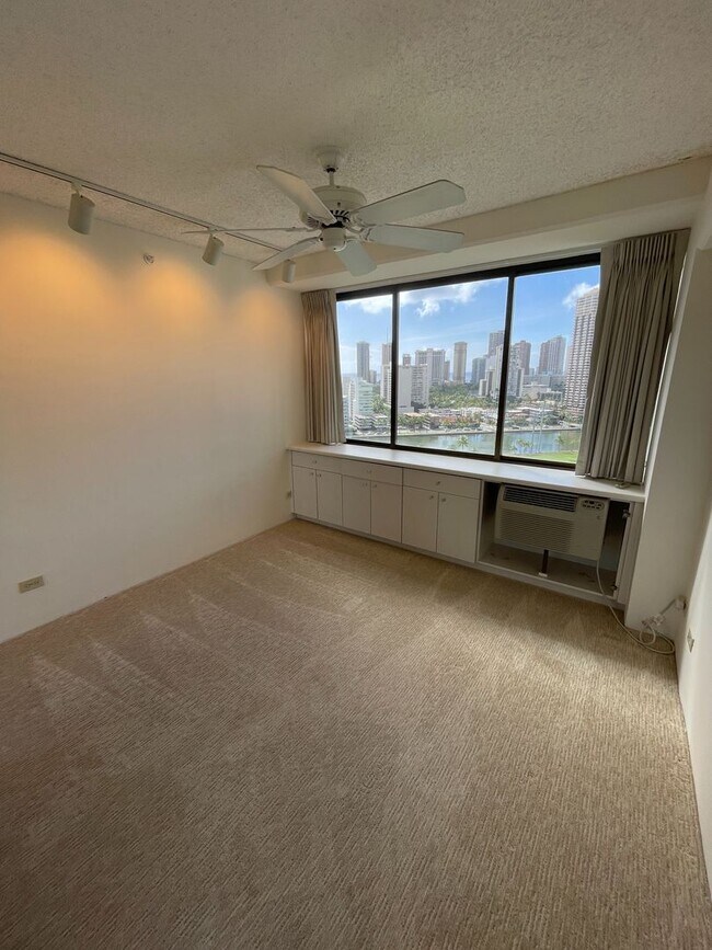 Building Photo - 2 bed, 2 bath at the Marco Polo. Dont miss...