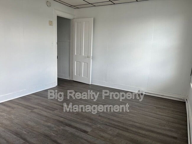 Building Photo - 119 E Scull St