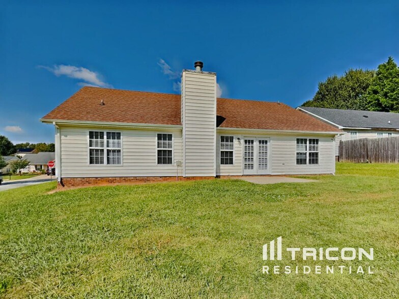Building Photo - 3600 Amos Dr