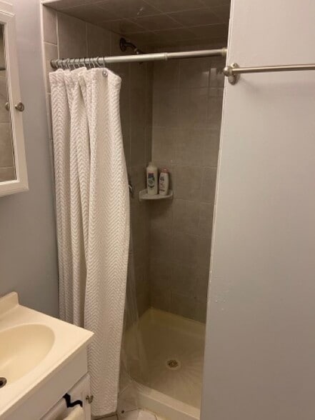 Master Bath - 5442 S Cornell Ave