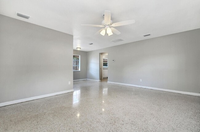 Building Photo - 1/1  Clearwater Duplex -  available now