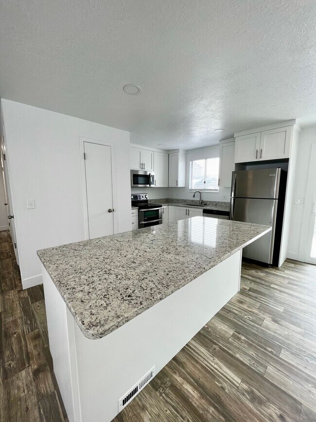 Building Photo - Beautiful remodeled 5 bed 2 bath home