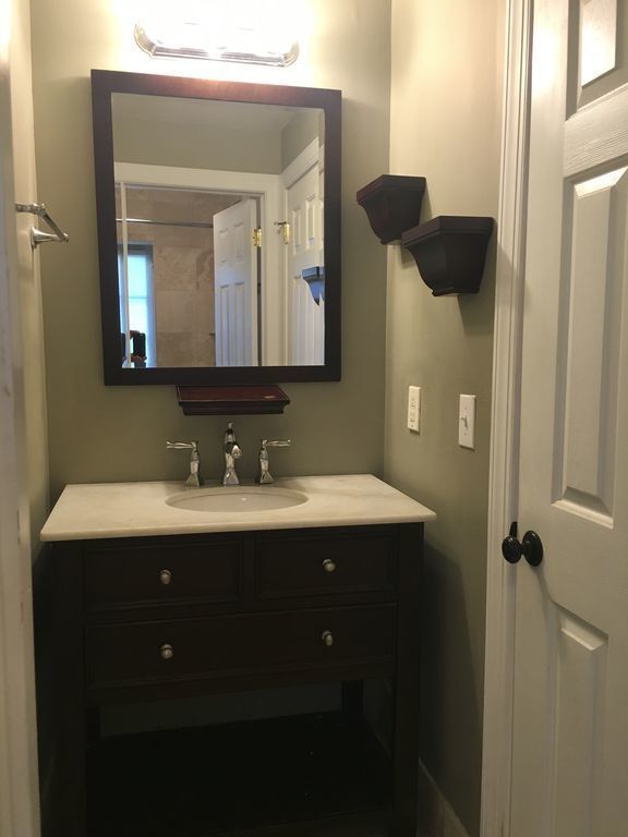 Building Photo - Updated 4 Bed / 2 Bath - Quiet Location, P...