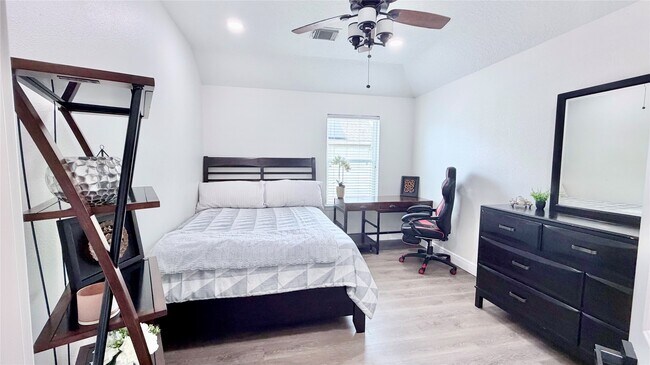 Building Photo - 2708 Sunnycreek Ln