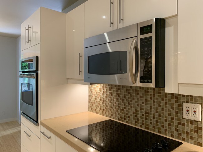 Kitchen - 1250 N Kings Rd
