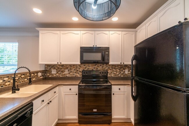 Building Photo - Charming End-Unit Townhome with Prime Loca...
