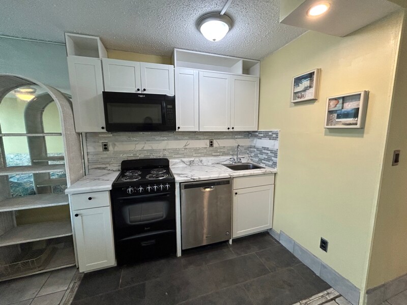 Building Photo - 8817 Thomas Dr