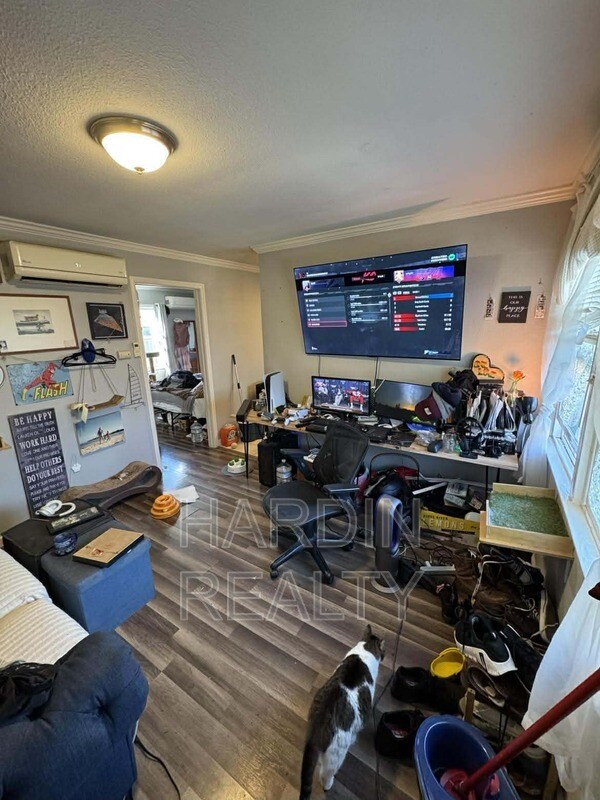 Building Photo - 623 James St