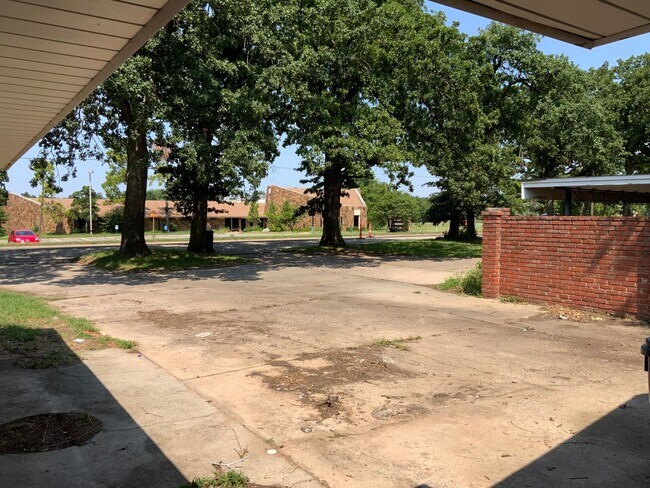 Building Photo - 2800 N Rockwell Ave