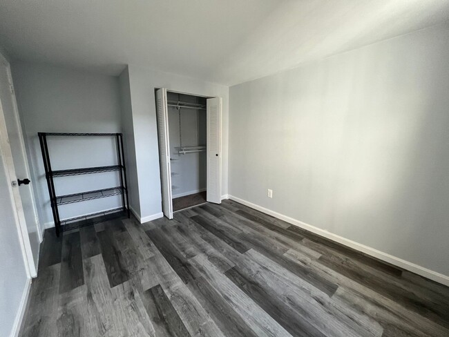 Building Photo - Newly Renovated 4 BR/3.5 BA Townhome in Su...