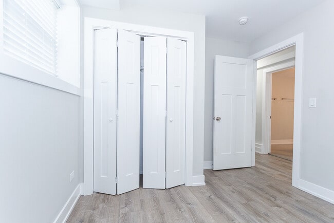 Building Photo - 923 Crain St