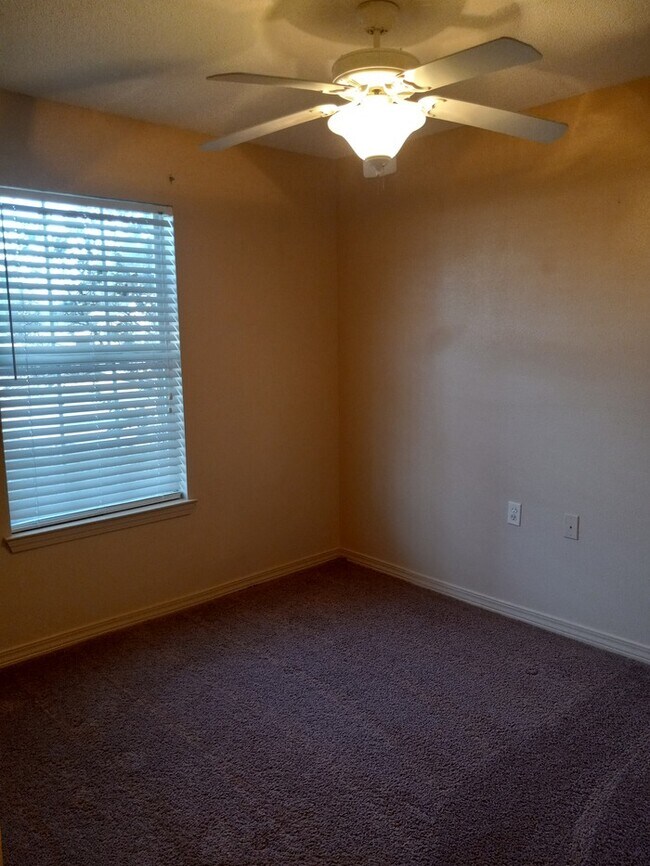 Building Photo - Cute patio home convenient to shopping and much more!