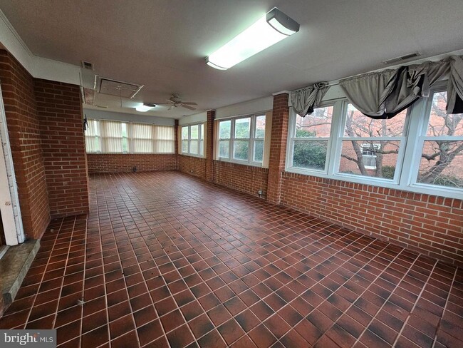 Building Photo - 615 Villa Ave