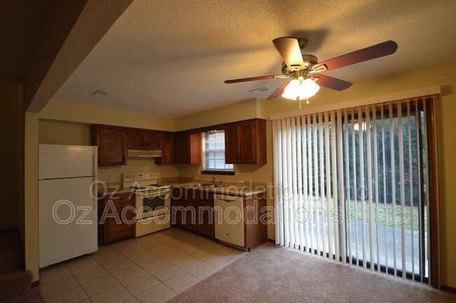 Building Photo - 311 NE Timbercreek Dr