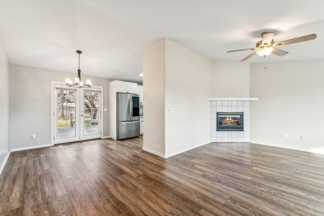 Building Photo - 2036 E Oakridge Ct