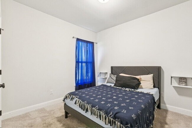 Building Photo - Bright & Spacious 4BR Home in Lake Haven –...