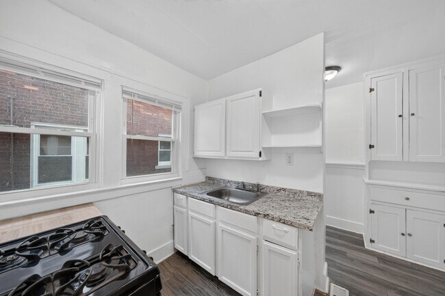 Building Photo - 2025 Calvert Ave