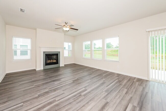 Building Photo - 5834 Un Grv Dr