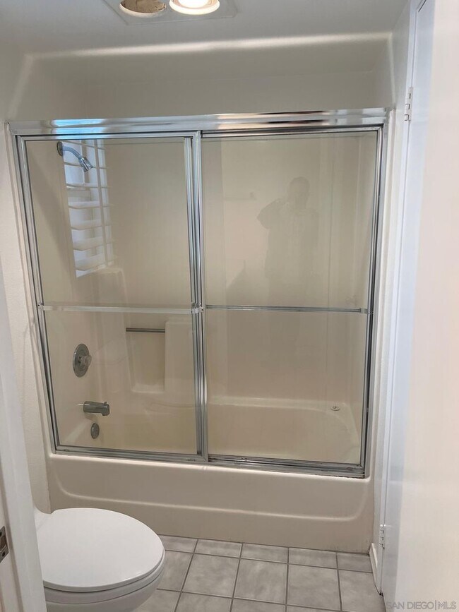 Building Photo - UPTOWN DISTRICT Ground Floor End Unit-2 Bedroom / 2 Bathroom-AVAILABLE NOW!