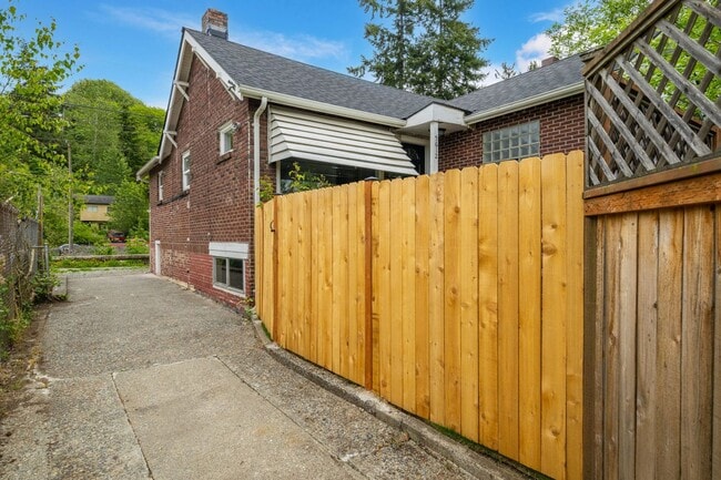 Building Photo - 2bd/1ba Seattle Home