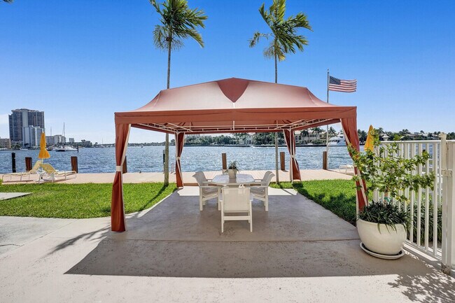 Building Photo - 2908 Bayshore Dr
